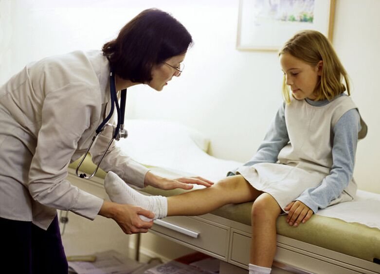 Fille avec arthrose de l'articulation du genou à une réception chez un spécialiste